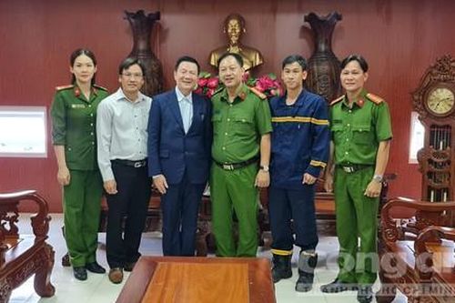 Người dân cảm ơn những 'anh hùng lửa' sớm dập tắt đám cháy lớn tại nhà hàng