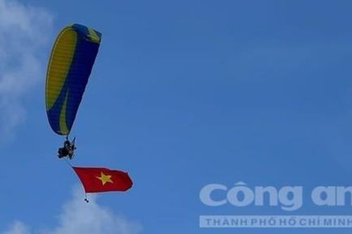 Trình diễn dù lượn ở 'thành phố ngàn hoa' Đà Lạt