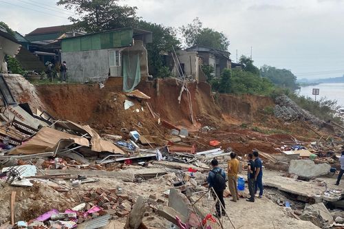 Bờ sông Thạch Hãn sạt lở vùi lấp nhiều căn nhà: Vì sao người dân không di dời?