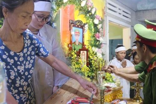 Nghẹn ngào tang lễ Trung úy tử nạn trong mưa lũ ở Đà Nẵng: 'Nó nói đưa bà con ra khỏi vùng nguy hiểm rồi về liền...'