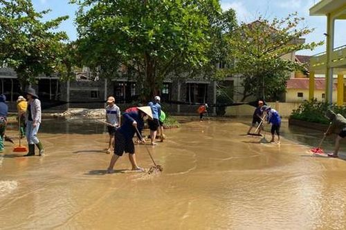 Thầy trò vùng lũ tất bật dọn trường sớm ổn định lại việc dạy và học