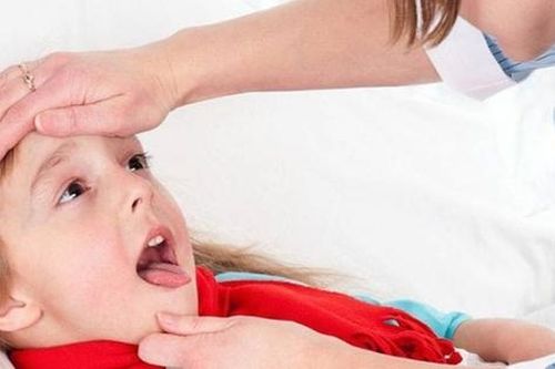Trẻ bị viêm amidan cấp cần lưu ý gì khi giao mùa?