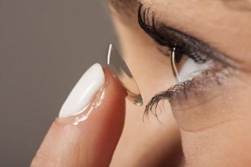 Viêm giác mạc Acanthamoeba khi đeo kính áp tròng