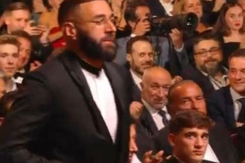 Ánh mắt của sao trẻ Barca khi Benzema giành Quả bóng vàng