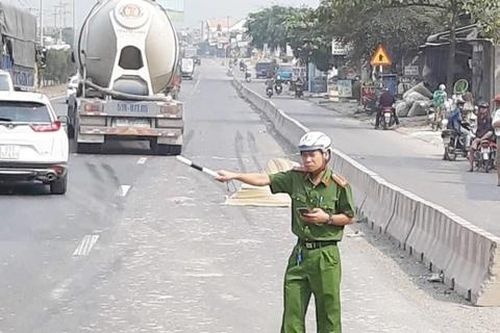 Hai mẹ con bị xe bồn cán tử vong ở Long An