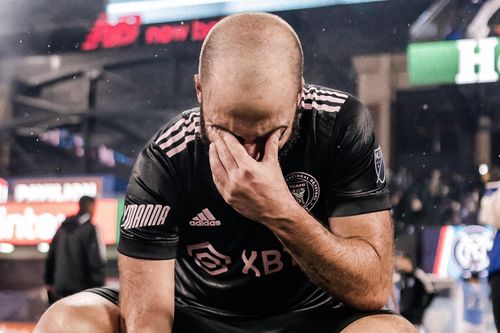 Nước mắt của Higuain ở trận đấu chuyên nghiệp cuối cùng