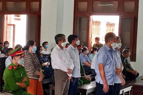 Xét xử cựu Phó Chủ tịch Thường trực UBND tỉnh Phú Yên và đồng phạm