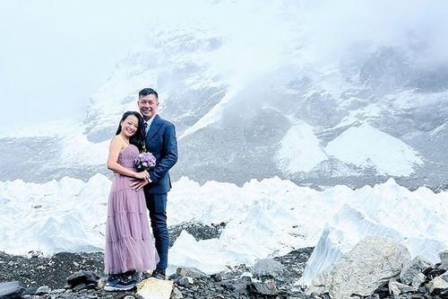Hành trình đính hôn trên 'nóc nhà thế giới' của cặp đôi người Việt