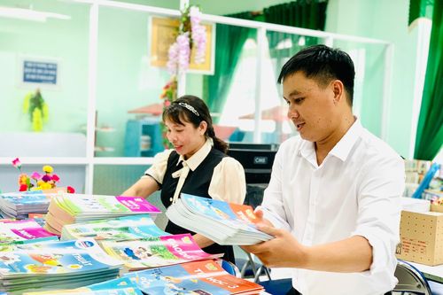 Không nên 'dàn đều' việc mua sách giáo khoa cho học trò mượn
