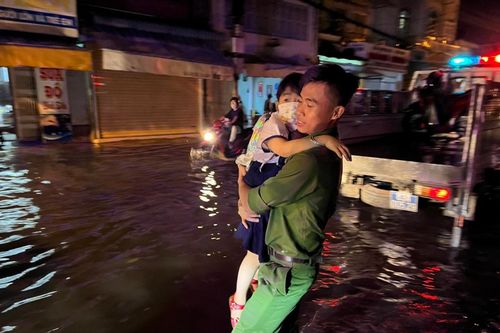 Công an Sóc Trăng dùng xe chuyên dụng đưa phụ huynh, học sinh khỏi biển nước