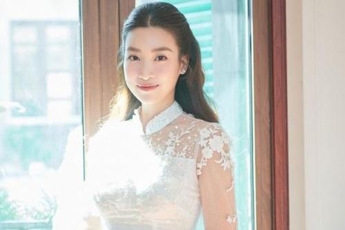 Hoa hậu Đỗ Mỹ Linh dịu dàng với áo dài trắng tinh khôi trong lễ ăn hỏi