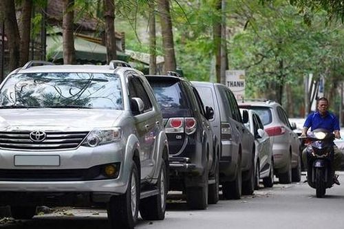 Chụp ảnh loạt ô tô ven đường lừa bán cho đối tác