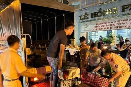 Công an dùng xe chuyên dụng 'giải cứu' phụ huynh và học sinh thoát khỏi biển nước