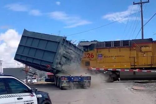 Container 23 tấn mắc kẹt trên đường ray bị tàu hỏa húc bay như món đồ chơi