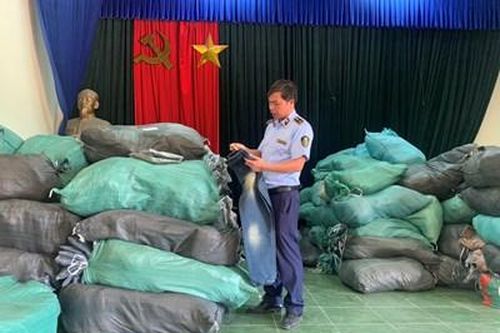 Phát hiện hơn 14 tấn quần áo cũ không nguồn gốc, xuất xứ