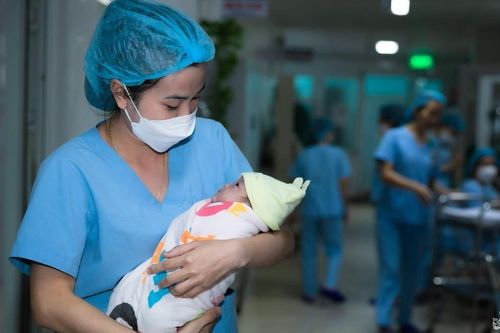 Nữ điều dưỡng - người mẹ thứ hai của nhiều trẻ sơ sinh