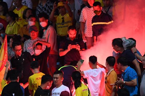 CLB Hà Nội và Nam Định cùng bị phạt do cổ động viên đốt pháo sáng tại vòng 19 V-League 2022
