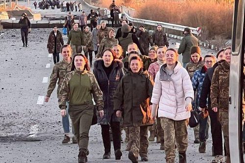 Nga thả hơn 100 nữ quân nhân Ukraine để đổi lấy 110 thủy thủ và tù binh