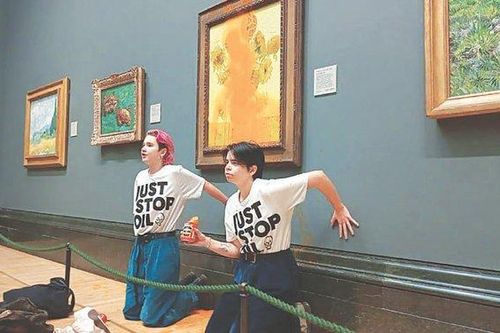 Hai cô gái ném sốt cà chua vào bức tranh trị giá gần 100 triệu USD của danh họa Van Gogh