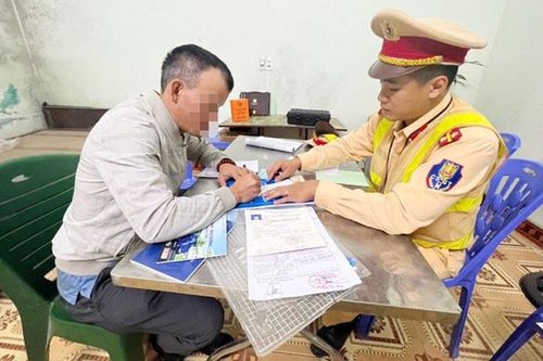 Xử phạt tài xế xe tải ngăn cản không cho xe cứu thương chở người đi cấp cứu