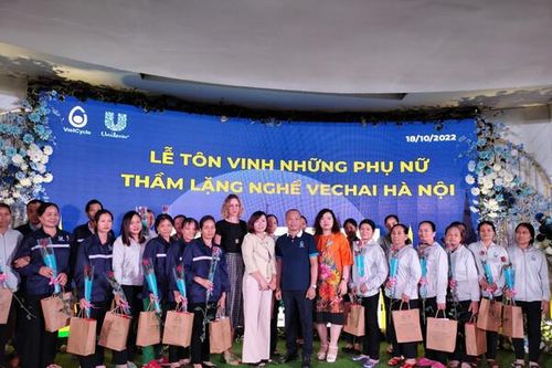 Unilever Việt Nam tôn vinh và hỗ trợ lao động nữ thu gom rác thải