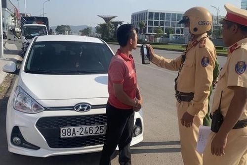Tạm giữ lái xe vi phạm nồng độ cồn mang theo súng hơi