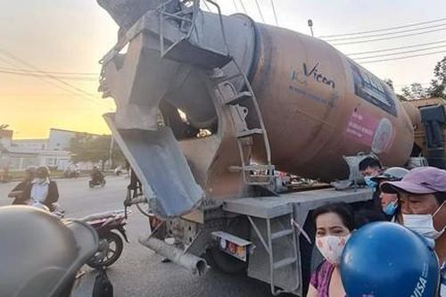 Xe bồn va chạm xe đạp điện, 2 mẹ con tử vong thương tâm, 1 bé nguy kịch