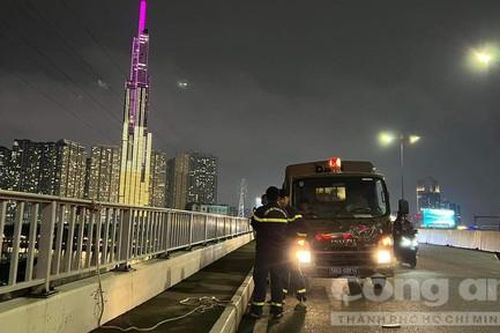 Người đàn ông thuê xe ôm lên cầu Sài Gòn rồi bất ngờ nhảy xuống sông