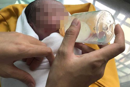 Bé gái bị bỏ rơi trong thùng xốp ở Nha Trang