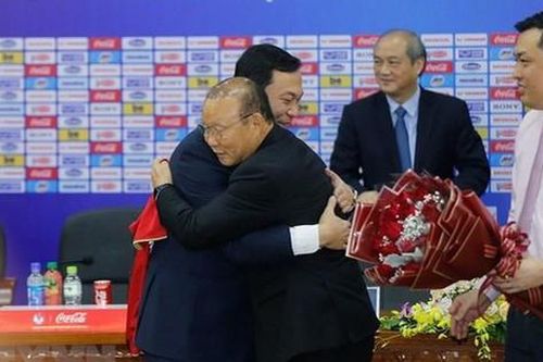 Tin 18/10: CSGT kịp thời mở đường đưa cháu bé đi cấp cứu trên đường vành đai 3; HLV Park Hang-seo nói gì khi không gia hạn hợp đồng với VFF?