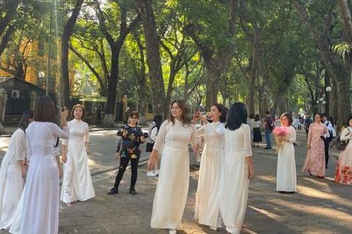Hàng trăm người đổ về phố Phan Đình Phùng ''săn nắng'' mùa thu