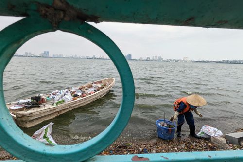 Cận cảnh hồ Tây sau khi lãnh đạo thành phố chỉ đạo nóng xử lý tình trạng cá chết hàng loạt