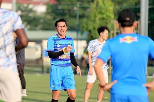 Từ mơ vô địch, thầy trò Kiatisak giờ chỉ mong trụ hạng