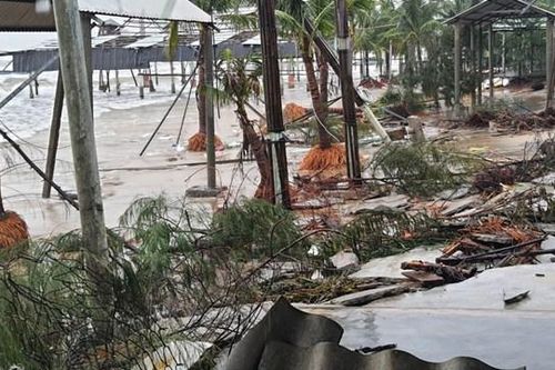 Huế: Triều cường dâng cao, nhiều hàng quán bị sóng đánh sập, học sinh nghỉ học