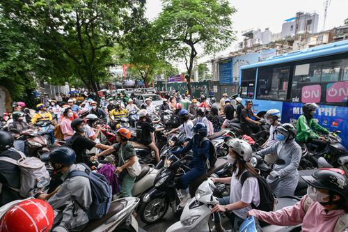 Nút thắt khó gỡ ở tuyến phố bị bệnh viện, trường học bủa vây