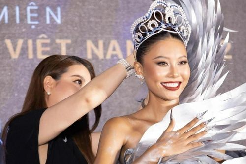 Thạch Thu Thảo được Trương Ngọc Ánh trao vương miện đi thi Miss Earth