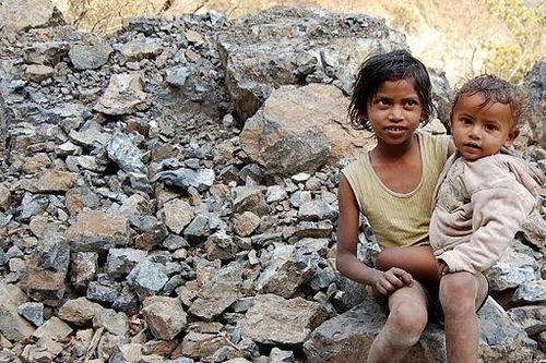 Ách kìm kẹp của quá khứ loài người