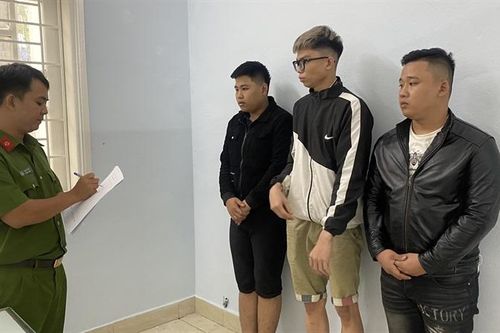 Bắt 5 đối tượng lợi dụng mưa lụt trộm 38 điện thoại của Điện Máy Xanh