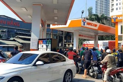 Thủ tướng yêu cầu ổn định tình hình thị trường xăng dầu, nhất là các cửa hàng bán xăng