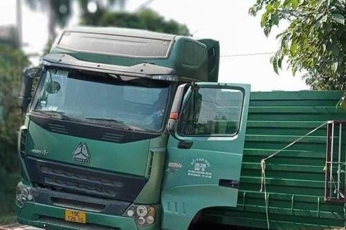 Phú Thọ: Xe đầu kéo lật trúng xe máy, người đàn ông tử vong