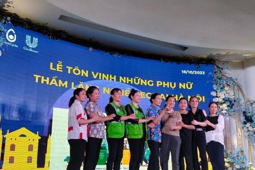 Tôn vinh những phụ nữ nghề ve chai thầm lặng tại Hà Nội