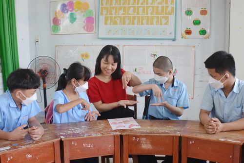 Cô giáo mang yêu thương đến với trẻ khuyết tật