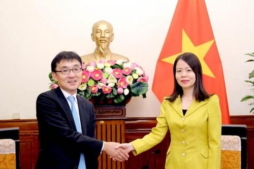 Trợ lý Bộ trưởng Ngoại giao Nguyễn Minh Hằng tiếp Cố vấn đặc biệt Bộ trưởng Bộ Kinh tế, công nghiệp và thương mại Nhật Bản