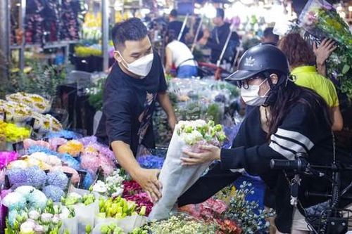 Chợ hoa đêm lớn nhất Hà Nội đông nghẹt khách trước dịp 20/10