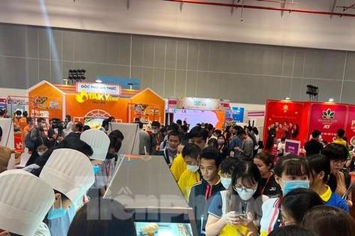 Rồng rắn xếp hàng thưởng thức miễn phí loại bánh mì lần đầu có ở TPHCM