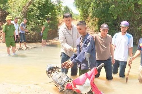Băng rừng, lội suối truy bắt nghi phạm sát hại chú họ