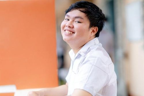 Cậu bé mồ côi từng đến chùa xin cơm, giờ giỏi giang mua nhà ở tuổi 26