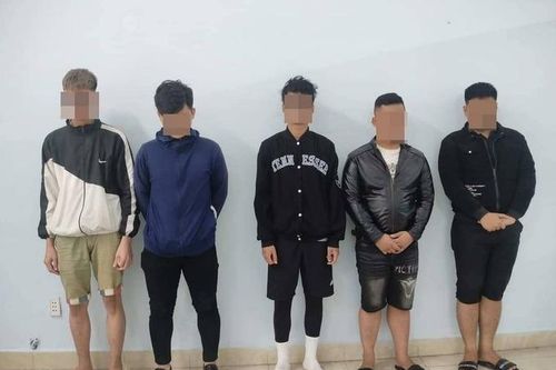 Bắt 5 đối tượng trộm điện thoại khi tránh lũ trong siêu thị Đà Nẵng