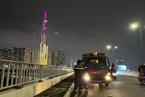Người đàn ông thuê xe ôm lên cầu Sài Gòn rồi nhảy xuống sông