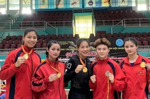 Những bóng hồng trên sàn võ